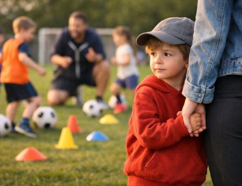 Nieśmiałe dziecko na zajęciach sportowych – jak mądrze je wesprzeć?