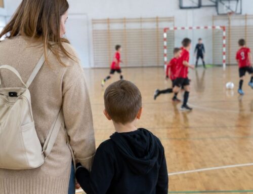 Nieśmiałe dziecko na zajęciach sportowych – jak mądrze je wesprzeć?